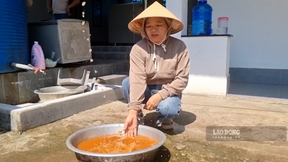 Nguồn nước tại khu vực bị nhiễm phèn nặng, màu nước vàng đậm. Ảnh: Hưng Thơ