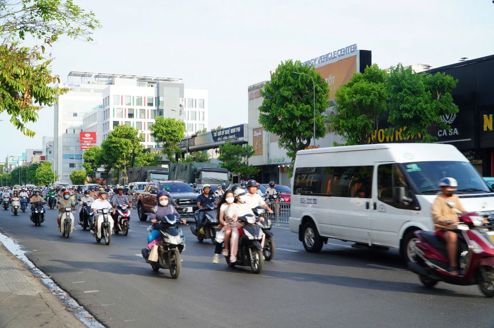 Người dân lưu thông thuận lợi hơn qua tuyến đường vốn thường xuyên ùn tắc vào giờ cao điểm. Ảnh: Thái Bảo 