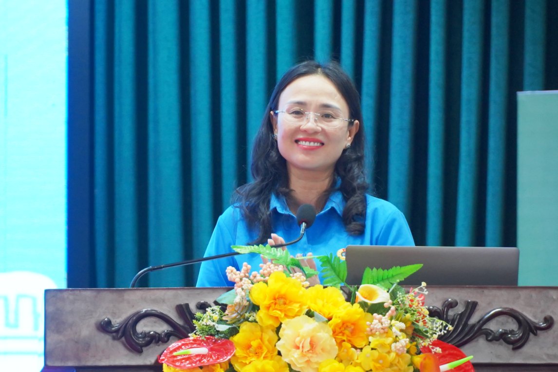 Bà Lê Thị Sương Mai - Chủ tịch LĐLĐ TP Cần Thơ phát biểu tại hội nghị. Ảnh: Tạ Quang