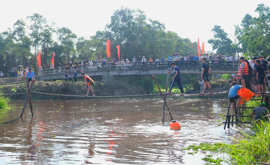 Thử thách đi cầu khỉ trong rừng U Minh Hạ. Ảnh: Phong Linh