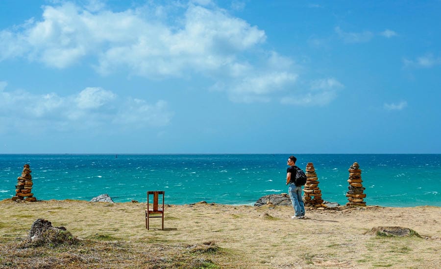 The clear blue beauty of the sea and sky of Con Dao. Photo: Le Thanh Cong
