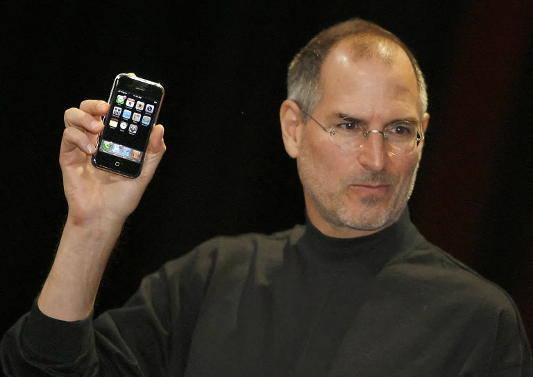 Cựu Tổng Giám đốc điều hành của Apple - Steve Jobs trong buổi ra mắt iPhone đầu tiên. Ảnh: AFP