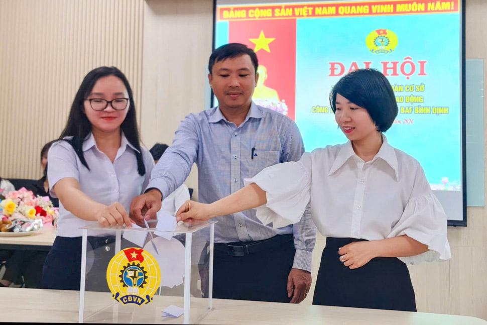 Union members vote to elect the Executive Committee, Chairman of the grassroots Trade Union of BAF Binh Dinh Agriculture Co., Ltd., term 2026-2030. Photo: Huy Trang