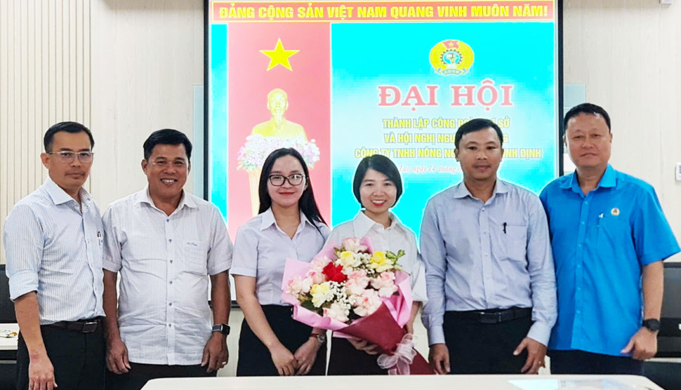 Ban Chấp hành CĐCS Công ty TNHH Nông nghiệp BAF Bình Định ra mắt tại đại hội. Ảnh: Huy Trang