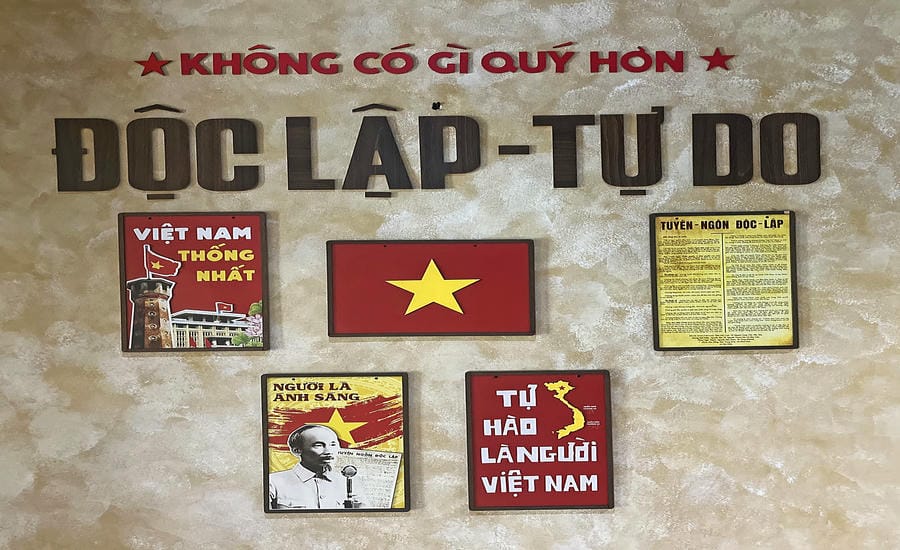 Trong một quán cà phê ở phố Nguyễn Đình Chiểu (Hà Nội). Ảnh: Việt Văn