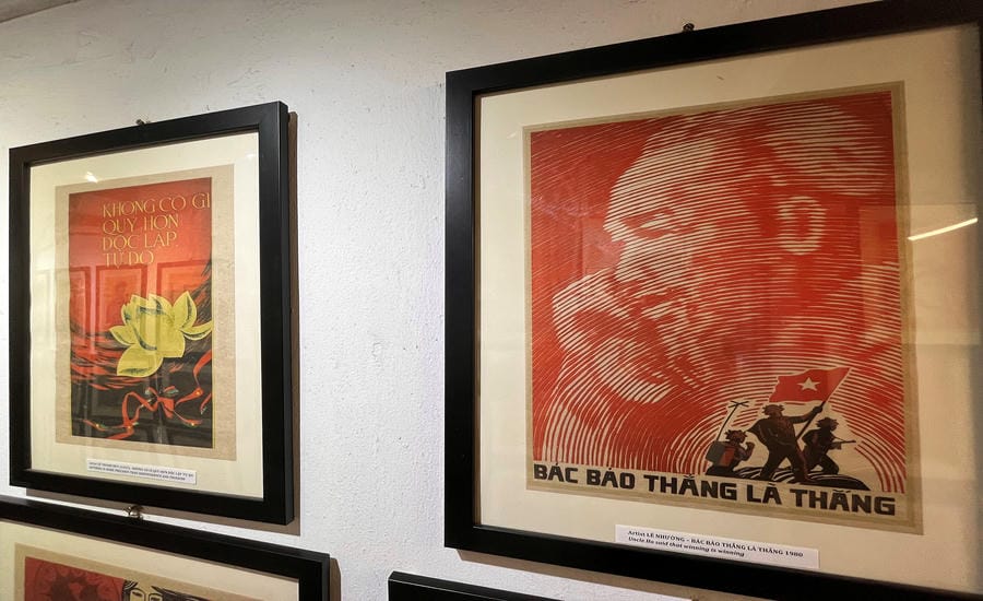 Tác phẩm “Bác bảo thắng là thắng” của họa sĩ Lê Nhường treo ở một gallery tại phố Nhà Thờ (Hà Nội). Ảnh: Việt Văn