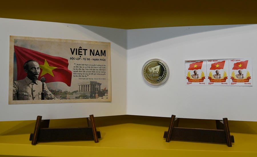 Bưu thiếp, đồng tiền cổ và tem bưu chính có hình ảnh Bác làm trung tâm được Bưu điện Việt Nam phát hành dịp lễ 30.4 - 1.5 năm 2026. Ảnh: Việt Văn