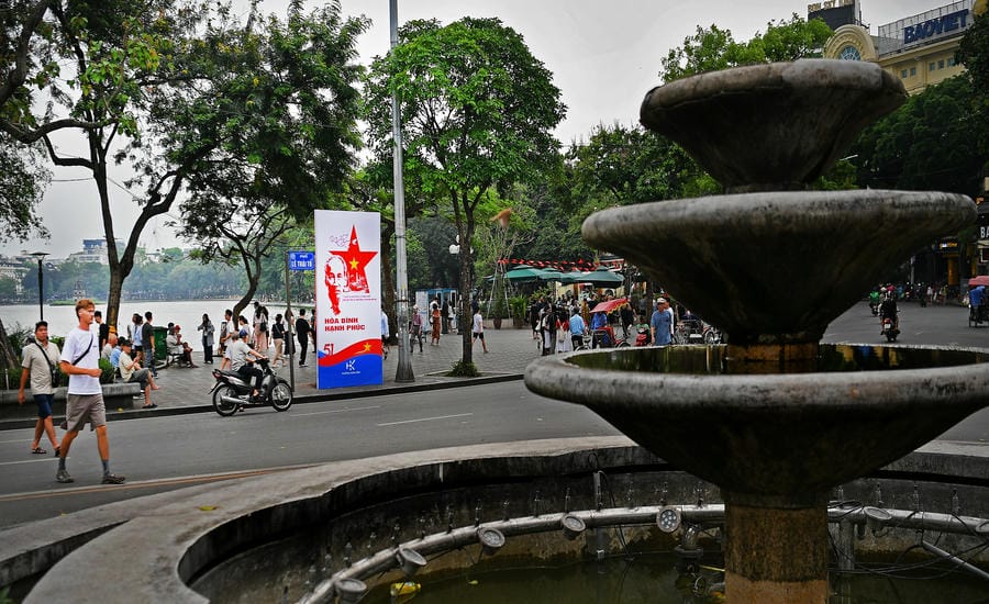 Tấm pano có hình Bác xuất hiện trong những ngày lễ lớn của dân tộc năm nay (dịp lễ 30.4 - 1.5).       Ảnh: Việt Văn