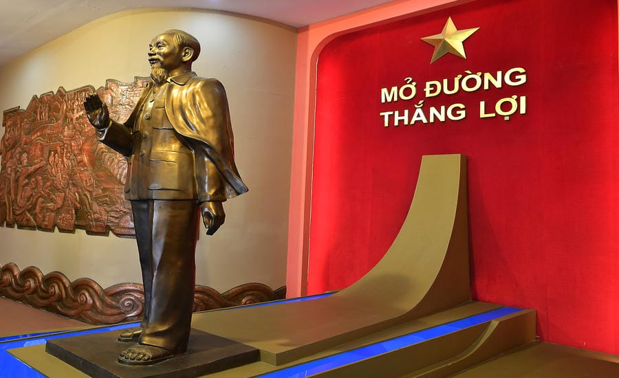Bức tượng Bác trong Bảo tàng Công binh. Ảnh: Việt Văn