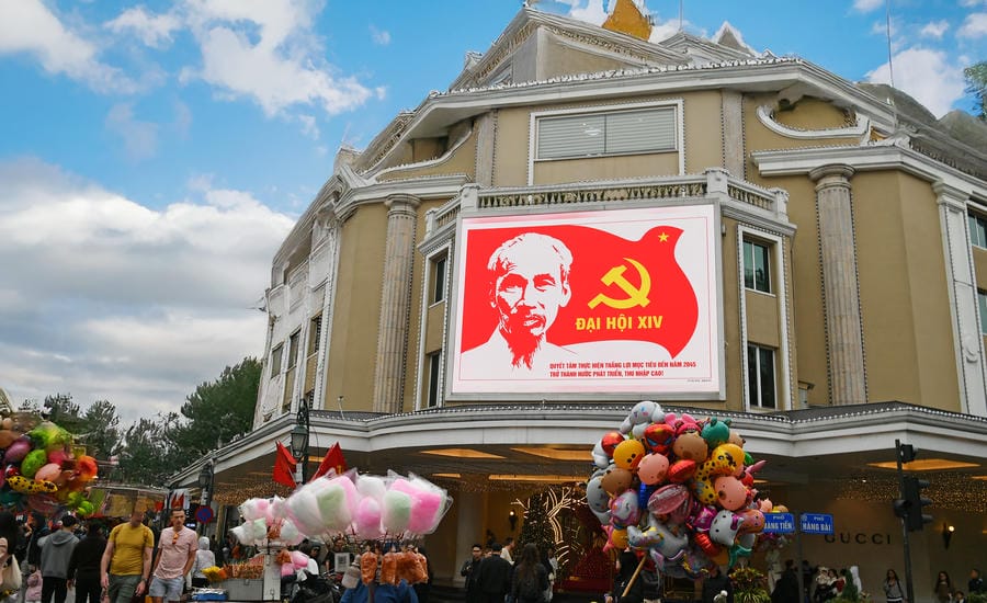 A screen with a portrait of President Ho Chi Minh and the symbol of the 14th National Congress appears on the facade of a shopping center in the Hoan Kiem Lake area. Photo: Viet Van