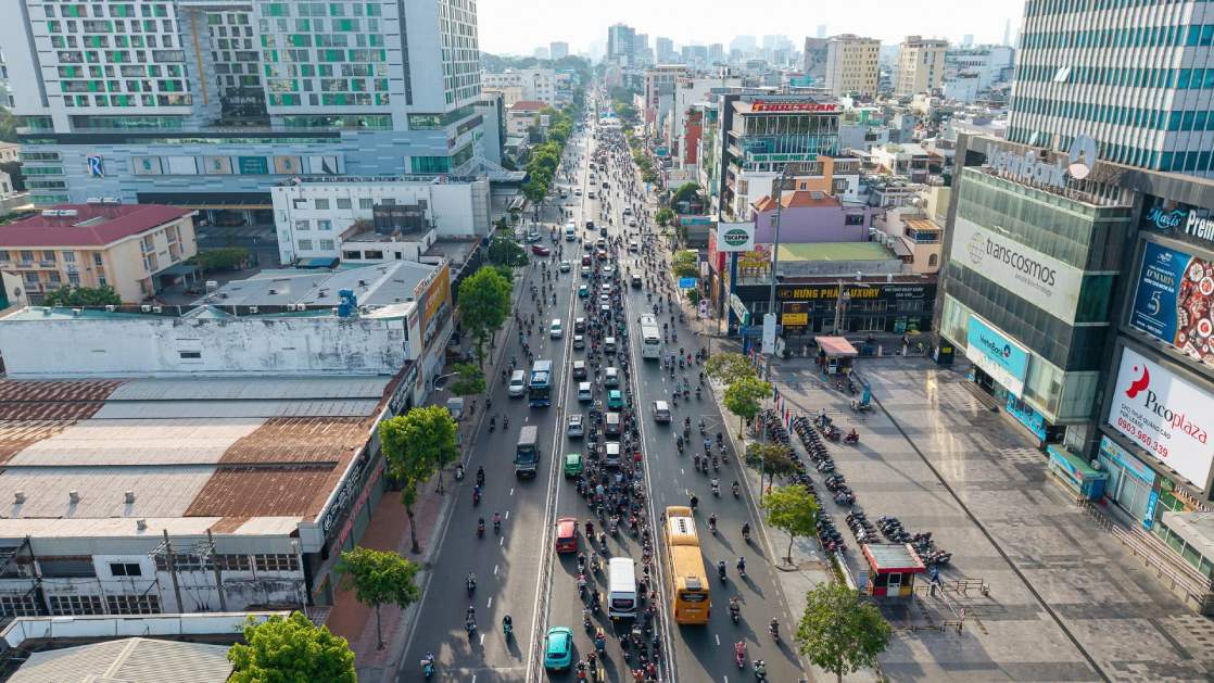 Significant traffic jam reduction on the first day of applying reverse lane division on Cong Hoa street
