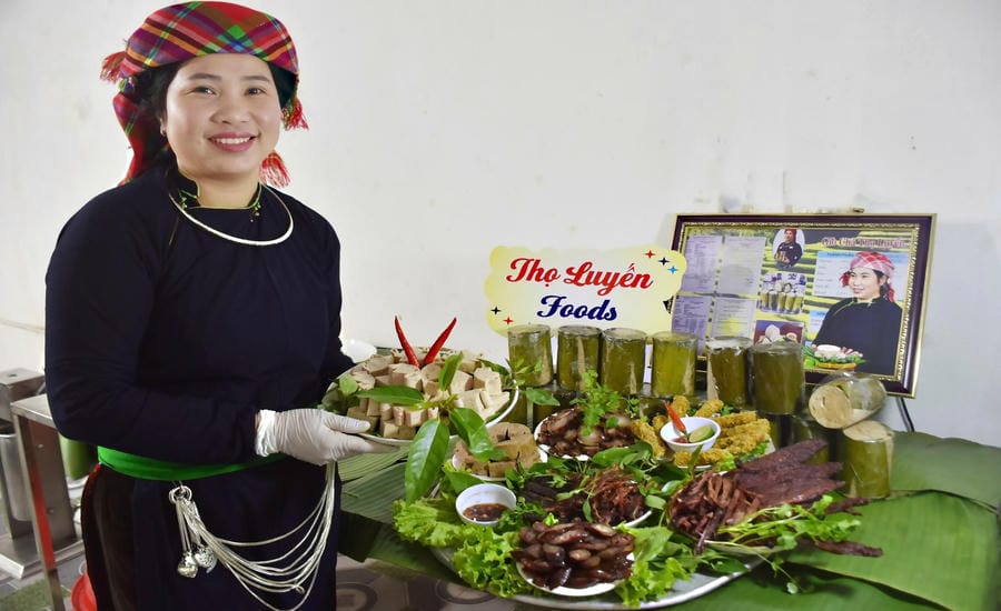 Ms. Ma Thi Luyen with her products. Photo: Character provided