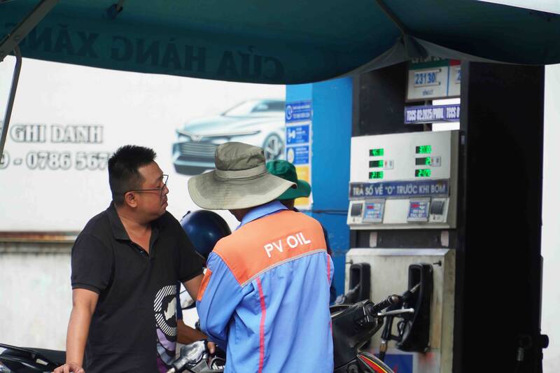 Nhiều người tiêu dùng kỳ vọng xăng E10 sẽ góp phần giảm khí thải, thân thiện hơn với môi trường. Ảnh: Ngọc Lê  
