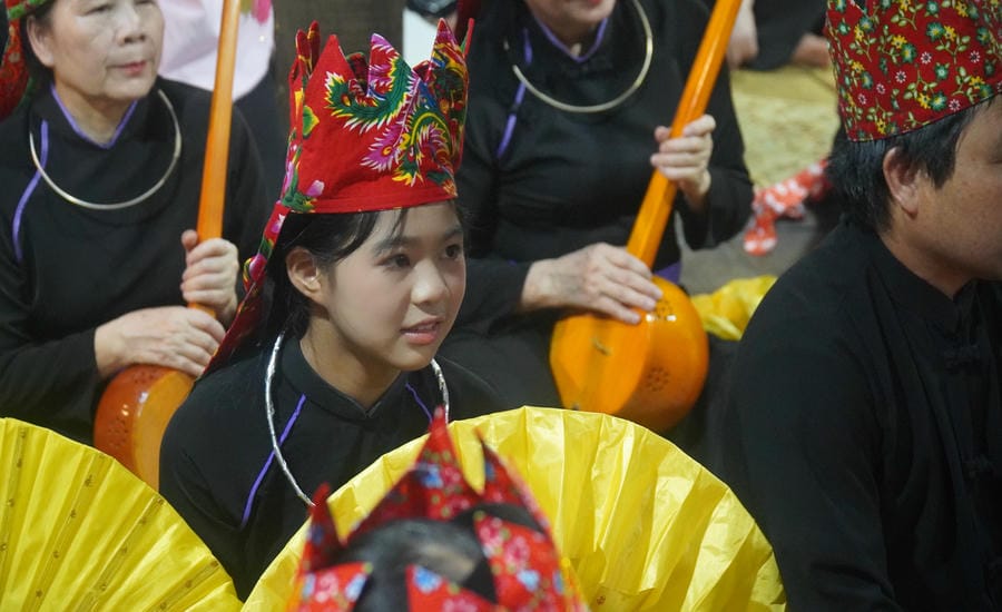 Thế hệ trẻ người Tày tiếp tục gìn giữ và lan tỏa giá trị di sản hoạt động hát then, đàn tính tại Làng Văn hóa - Du lịch các dân tộc Việt Nam. Ảnh: Minh Vũ