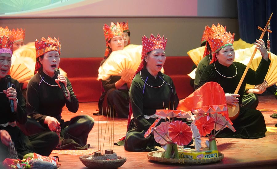 Tay people perform Then singing and Tinh lute in the celebration of Vietnamese Ethnic Culture Day at the Village of Culture and Tourism of Vietnamese Ethnic Groups (Doai Phuong commune, Hanoi). Photo: Minh Vu