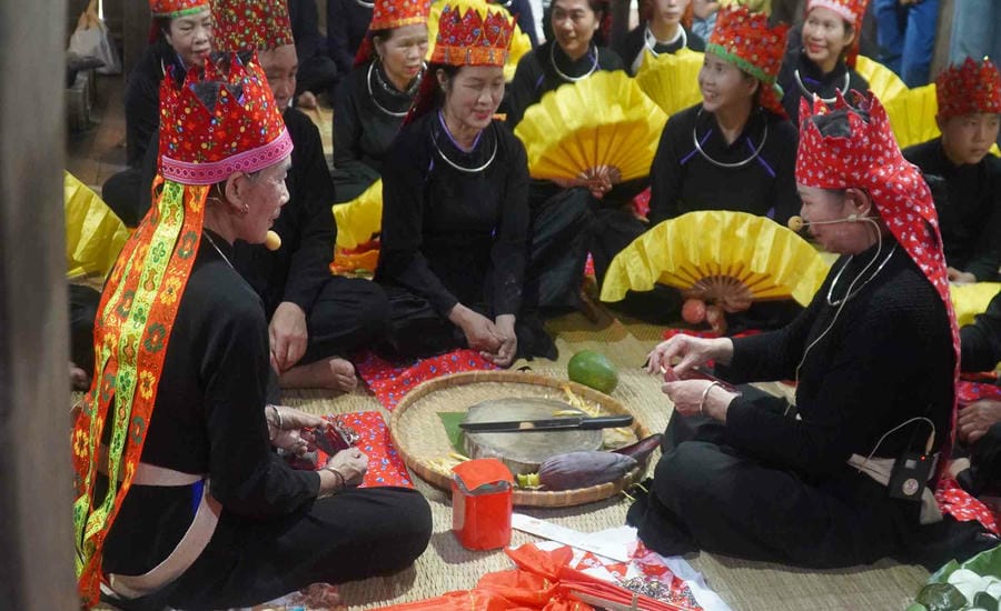 Nghi lễ “Nhận và dạy con tràng nhập môn” (Lẩu Son Chàng) là nghi thức linh thiêng của người Tày, đánh dấu việc thầy Then truyền dạy nghề, trao pháp cụ (đàn tính, sóc nhạc) cho đệ tử mới. Ảnh: Minh Vũ