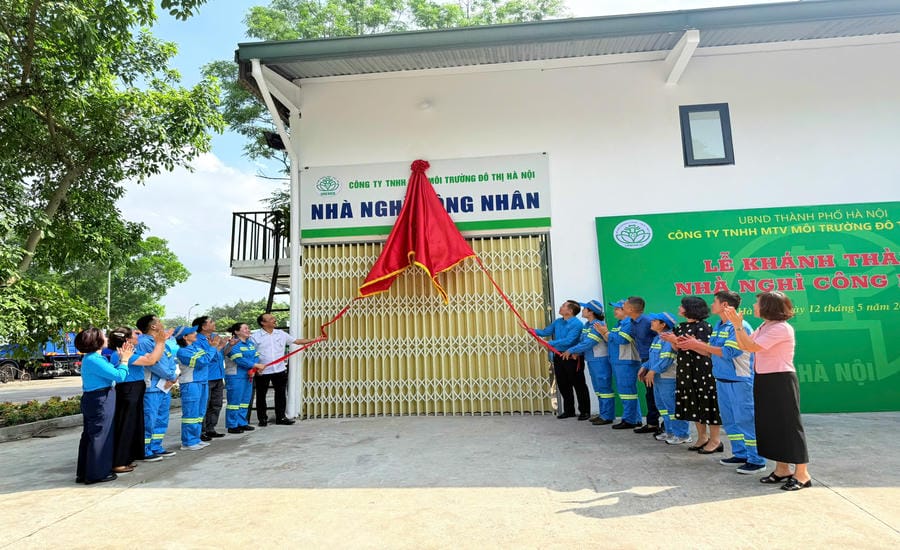 Hanoi Urban Environment One Member Limited Liability Company inaugurates accommodation for environmental workers in the Lam Du car team area, group 1, Bo De ward, Hanoi city on the occasion of Workers' Month 2026. Photo: Ngoc Anh
