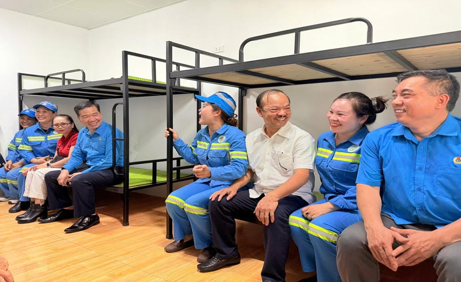Niềm vui của người lao động và cán bộ Công đoàn trong Nhà lưu trú cho công nhân môi trường tại khu vực đội xe Lâm Du, tổ 1 phường Bồ Đề, thành phố Hà Nội. Ảnh: Ngọc Ánh