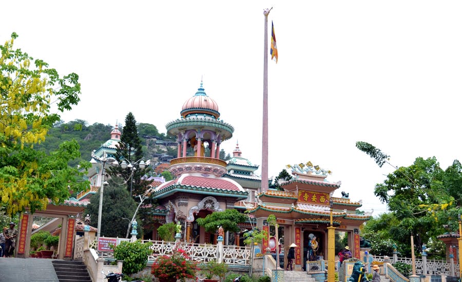 Tay An Pagoda seen from the outside stands out with a round arched roof bearing the shape of Indian - Islamic architecture. Photo: Luc Tung