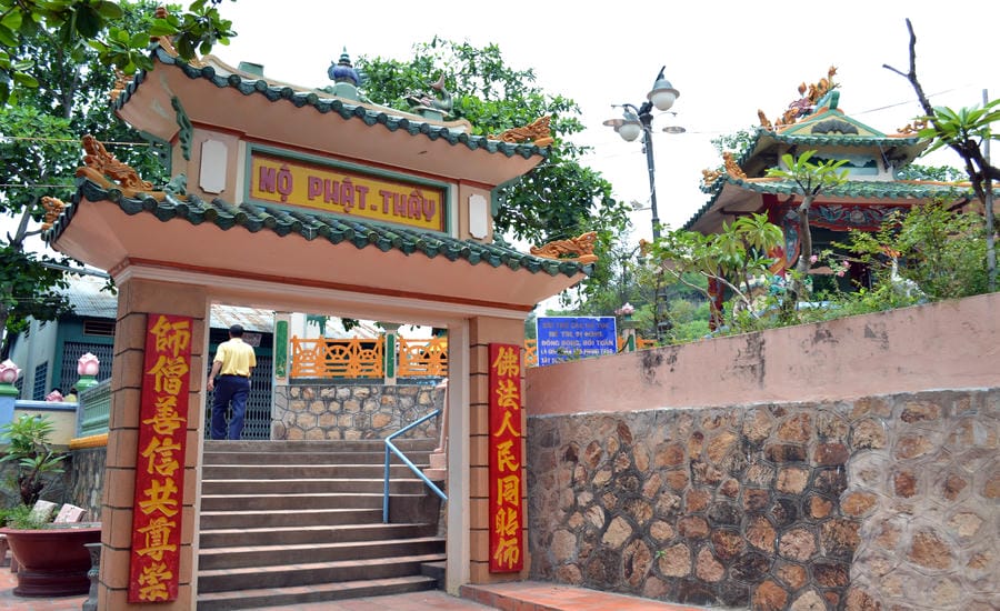 Lối dẫn ra phần mộ vị Giáo chủ Bửu Sơn Kỳ Hương. Ảnh: Lục Tùng