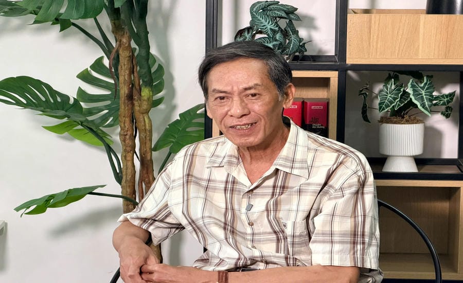 At the age of 70, People's Artist Bui Bai Binh is still diligently roaming film studios. Photo: Minh Trang