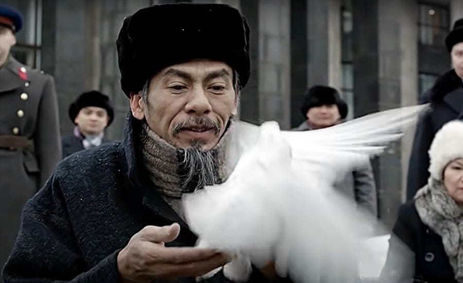 NSND Bùi Bài Bình trong vai Bác Hồ. Ảnh chụp lại từ trailer phim