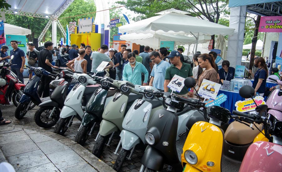 People tend to use green transportation to contribute to environmental protection. Photo: VinFast