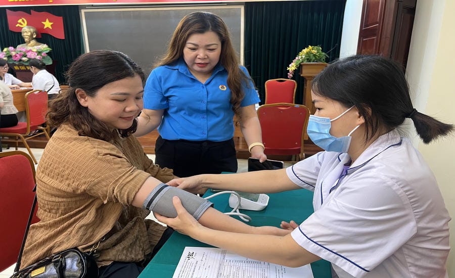 About 2,000 officials, employees, and workers of Hoan Kiem ward were given free health check-ups with a total value of about 5 billion VND. Photo: Kieu Vu