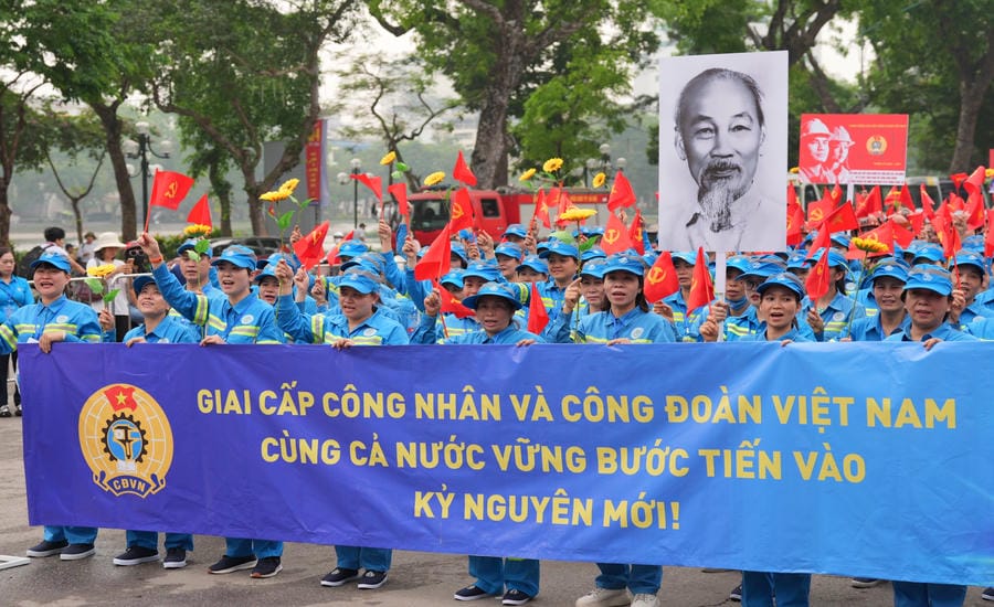 Union members, workers, and laborers participate in the parade to celebrate the 140th anniversary of International Labor Day (May 1, 1886 - May 1, 2026). Photo: Huu Chanh