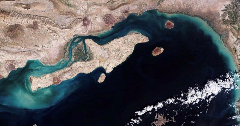 Tàu kho vũ khí bí ẩn trôi dạt được kéo về lãnh hải Iran
