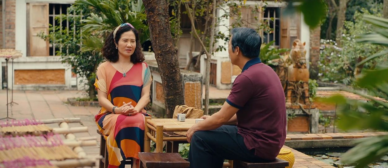 Bà Diện đã sang tìm ông Phúc để nói về chuyện Mai và Trung. Ảnh: VFC. 
