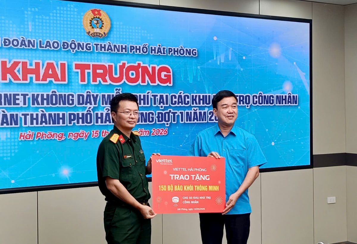 Viettel Hải Phòng trao tặng 150 bộ Ảnh: Mai Dung