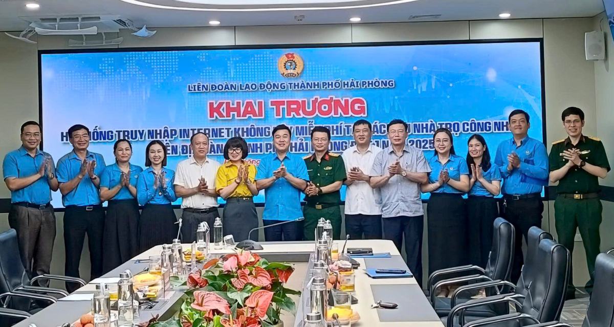 Hai Phong City Labor Federation inaugurates wireless Internet access system in worker dormitories. Photo: Mai Dung