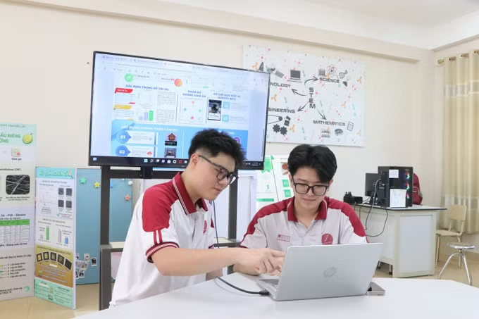A group of students from Hoang Viet Primary - Secondary School - High School (Tan An ward, Dak Lak) applied AI to research the project "Building FSSD model to digitize cultural heritage images and integrate interactive virtual museums". Photo: Nguyen Dung/VNA