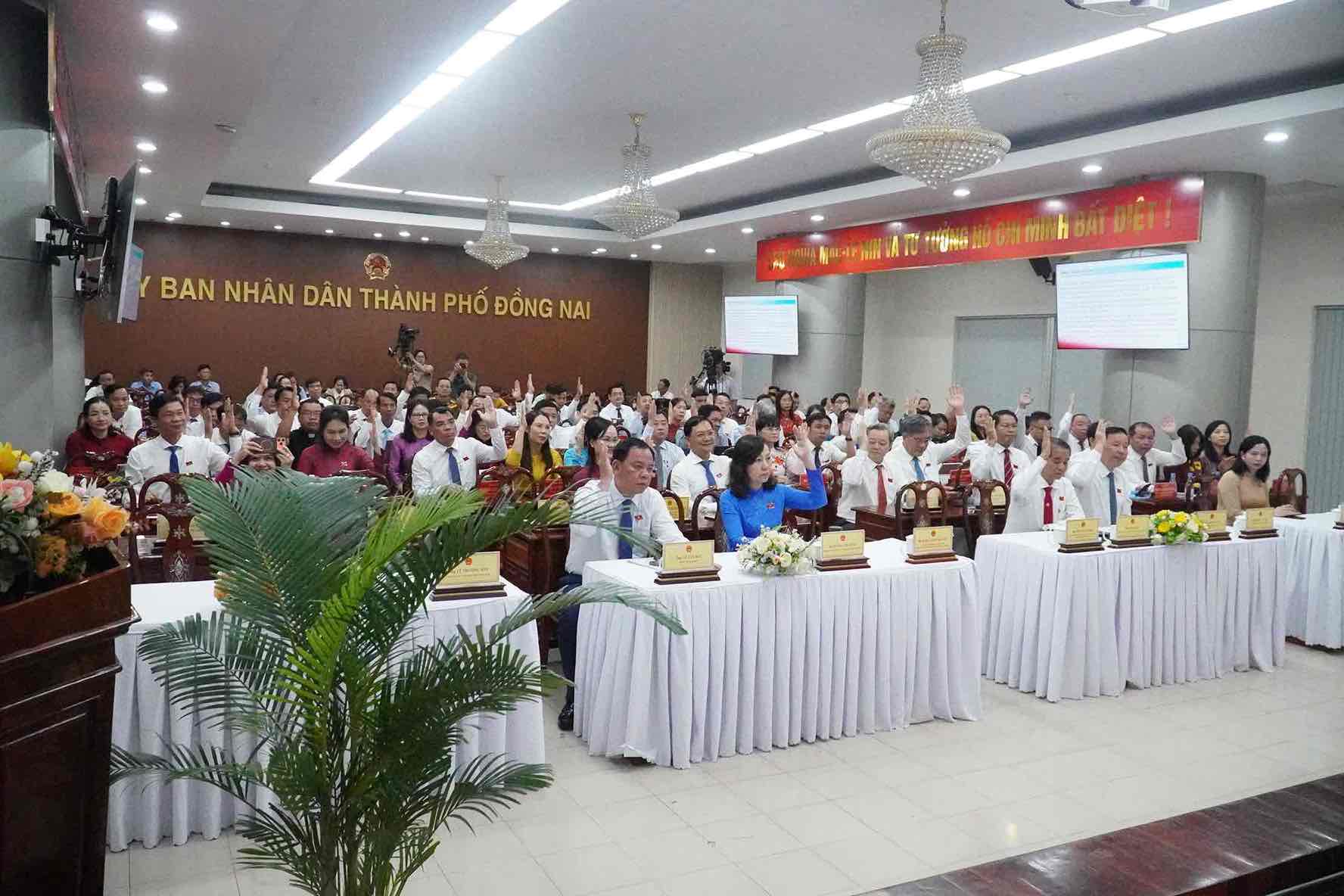 Các đại biểu kỳ họp thứ nhất HĐND thành phố Đồng Nai thông qua dự thảo Nghị quyết. Ảnh: HAC