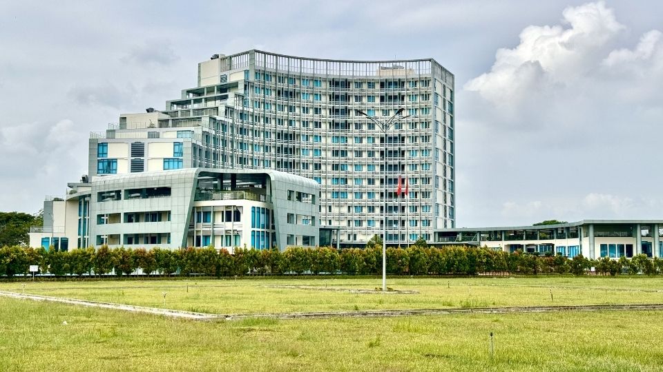 Chairman of Vinh Long Provincial People's Committee directs urgent payment of salaries and allowances to 77 agricultural extension officers after transfer. Photo: Hoang Loc