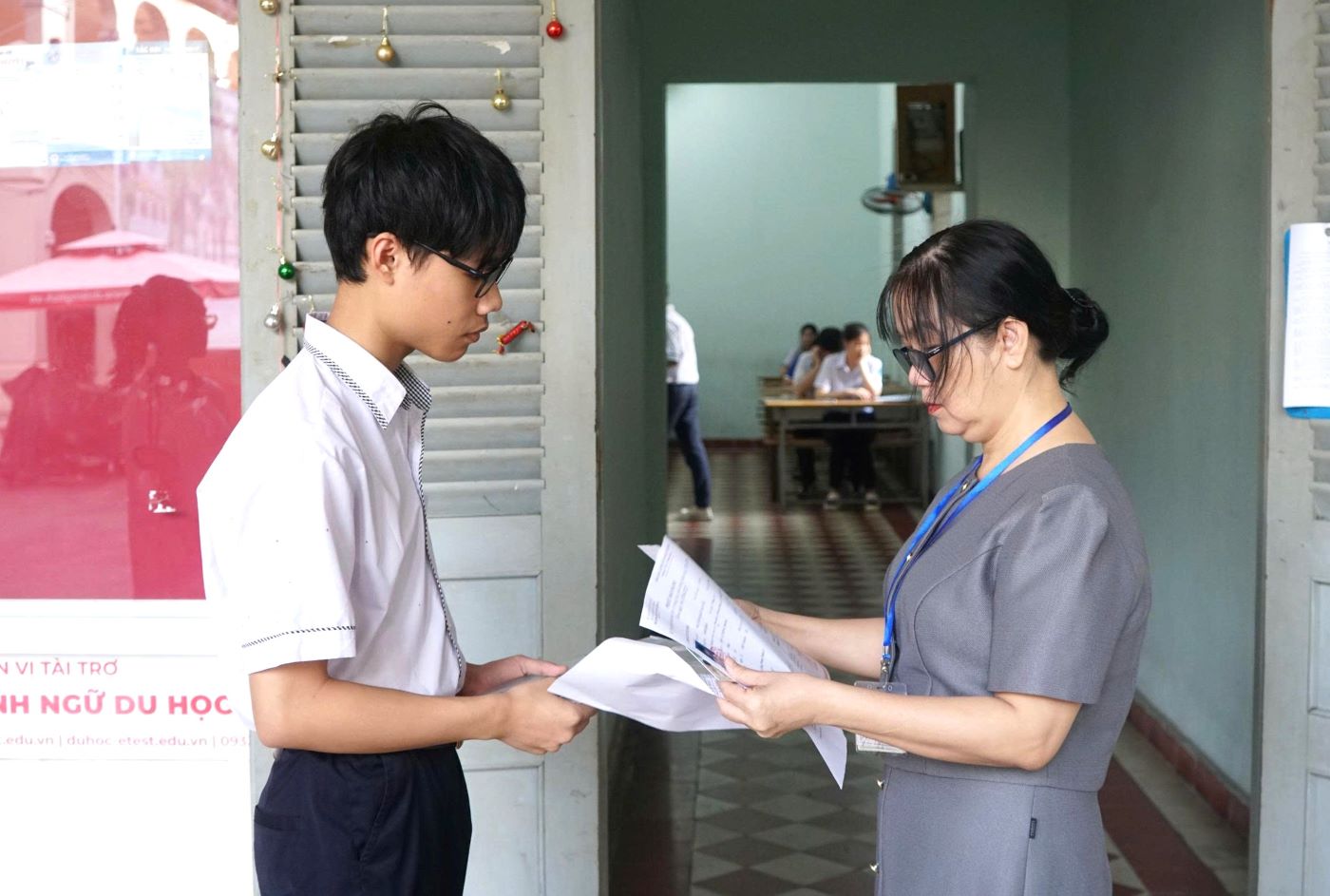 Ho Chi Minh City is implementing enrollment into 10th grade in 2 forms including entrance exams and admission consideration. Photo: Chan Phuc