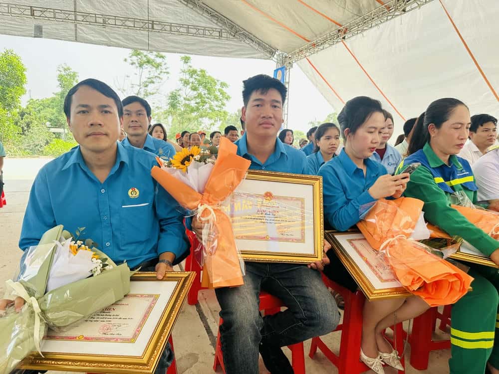 Anh Tài (ở giữa) phấn khởi nhận Bằng khen của UBND tỉnh Gia Lai trong tháng Công nhân 2026. Ảnh: Thanh Tuấn 