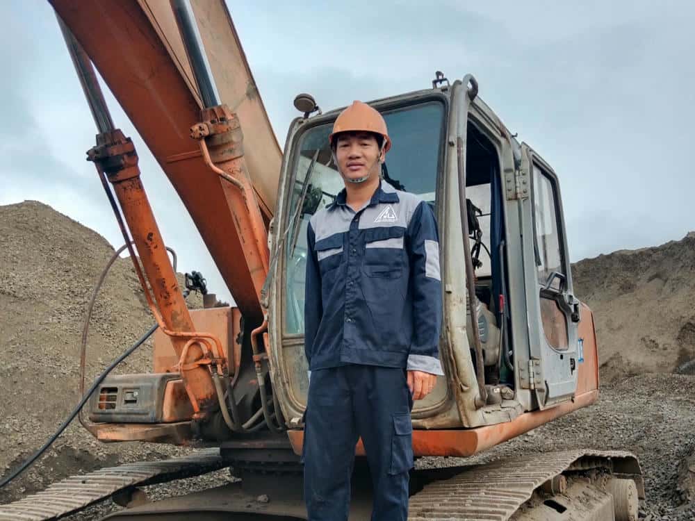 Mr. Le Minh Tai has an initiative to save fuel and reduce machinery wear and tear and was awarded a certificate of merit by the Provincial People's Committee. Photo: Thanh Tuan