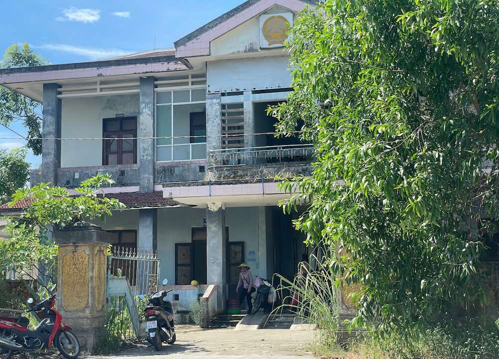 Một trụ sở cũ nghi vấn liên quan đến vụ việc chồng dùng dao đâm vợ cũ do ghen tuông. Ảnh: Hàn Nguyên