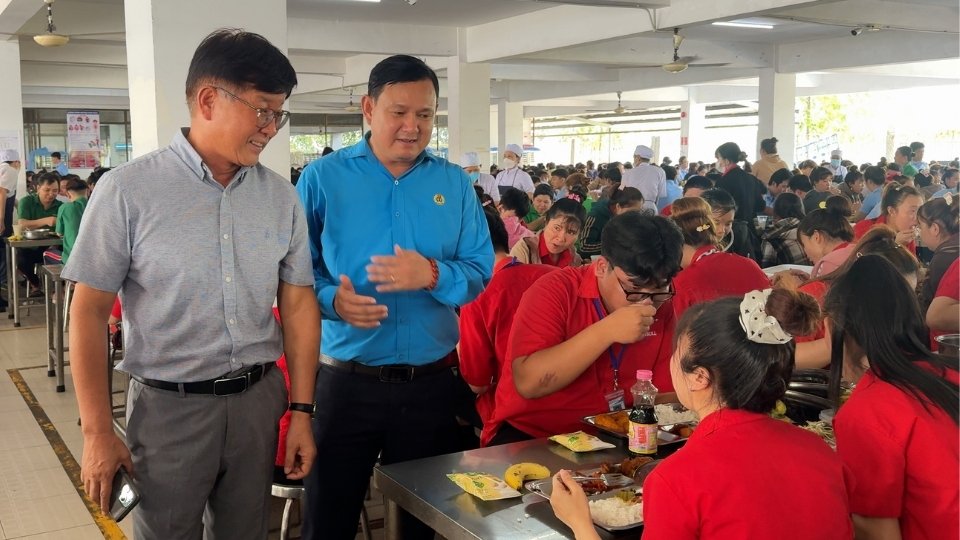 Líderes de la Federación Laboral de la provincia de Vinh Long y representantes de empresas visitan y animan a los trabajadores en la comida sindical. Foto: Hoang Loc
