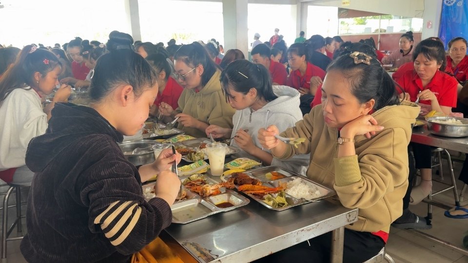 Công nhân trò chuyện, chia sẻ cùng đồng nghiệp trong giờ ăn trưa tại doanh nghiệp. Ảnh: Hoàng Lộc