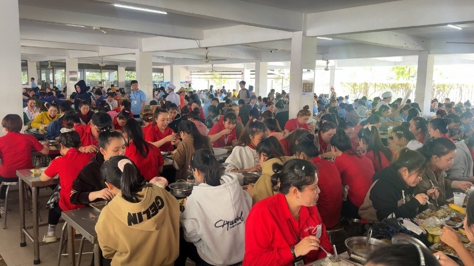 Bữa cơm công đoàn góp phần tăng cường gắn kết giữa doanh nghiệp và người lao động. Ảnh: Hoàng Lộc