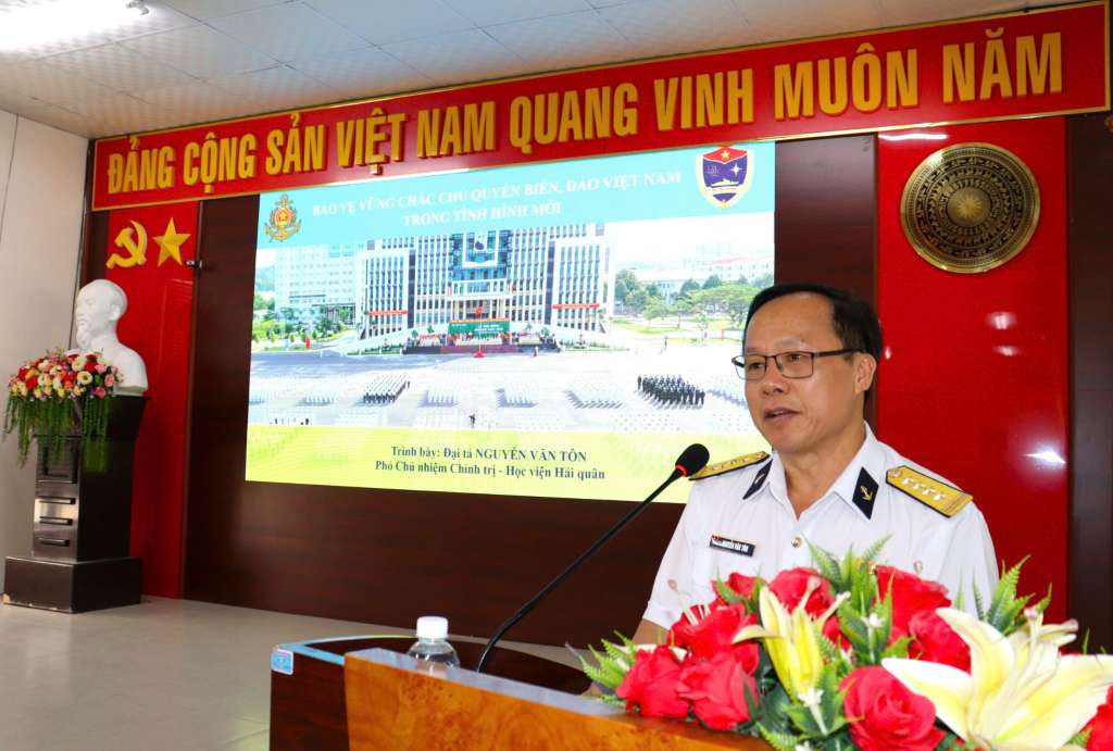 Đại tá Nguyễn Văn Tôn, Phó Chủ nhiệm chính trị Học viện trực tiếp tuyên truyền tại hội nghị. Ảnh: Hoàng Linh