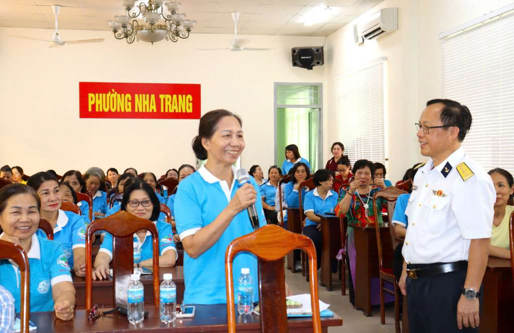Ms. Nguyen Thi Vinh, Head of the Women's Union branch of residential group 8, Nha Trang ward, directly exchanged at the conference.