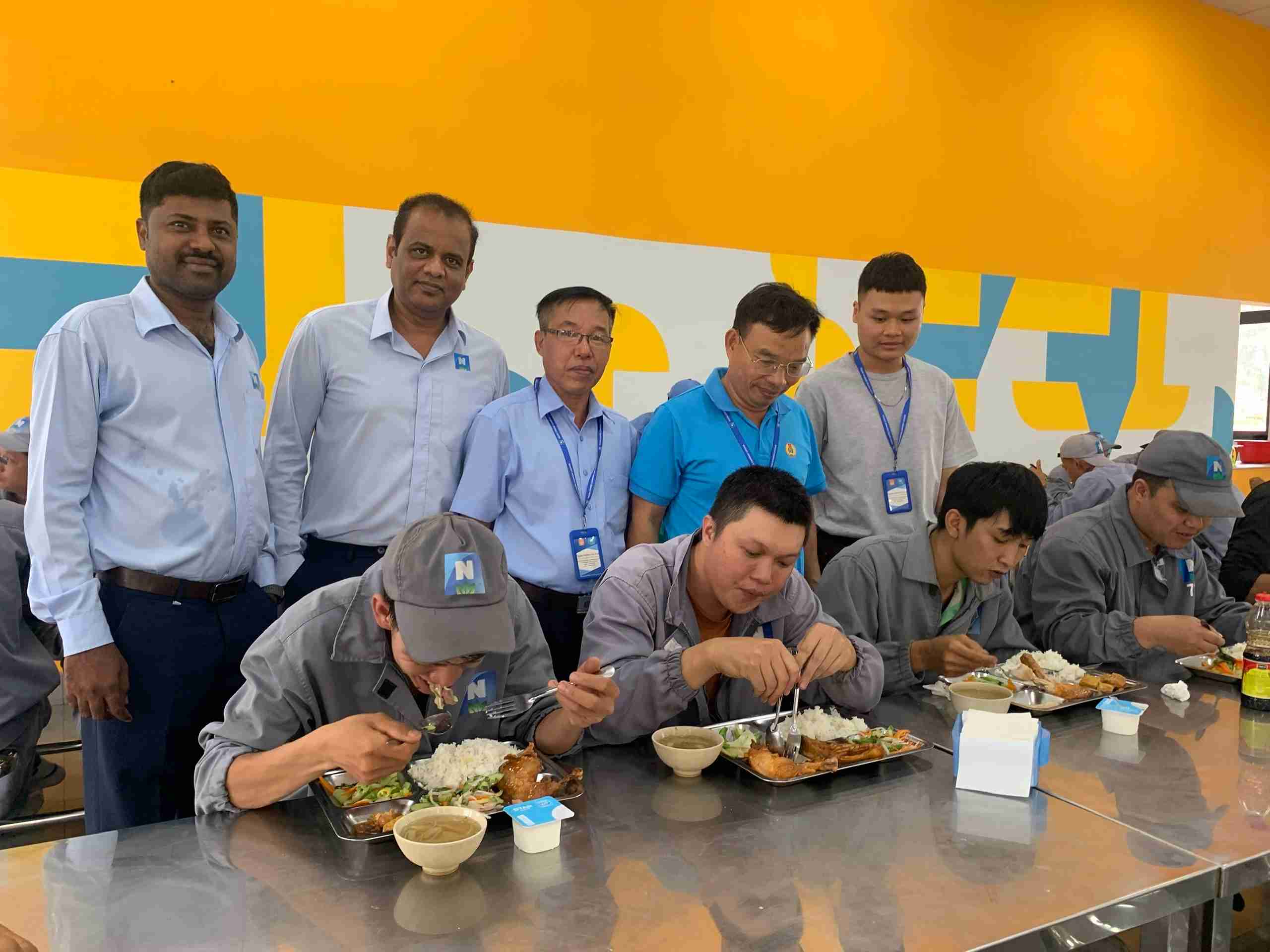 Trabajadores de Ngon Coffee Co., Ltd. participan en la "Comida Sindical". Foto: Kim Chi