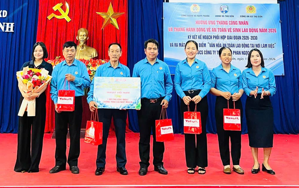 Công đoàn xã Nam Phước lồng ghép trao hỗ trợ cho đoàn viên, người lao động có hoàn cảnh khó khăn. Ảnh: Công đoàn Nam Phước