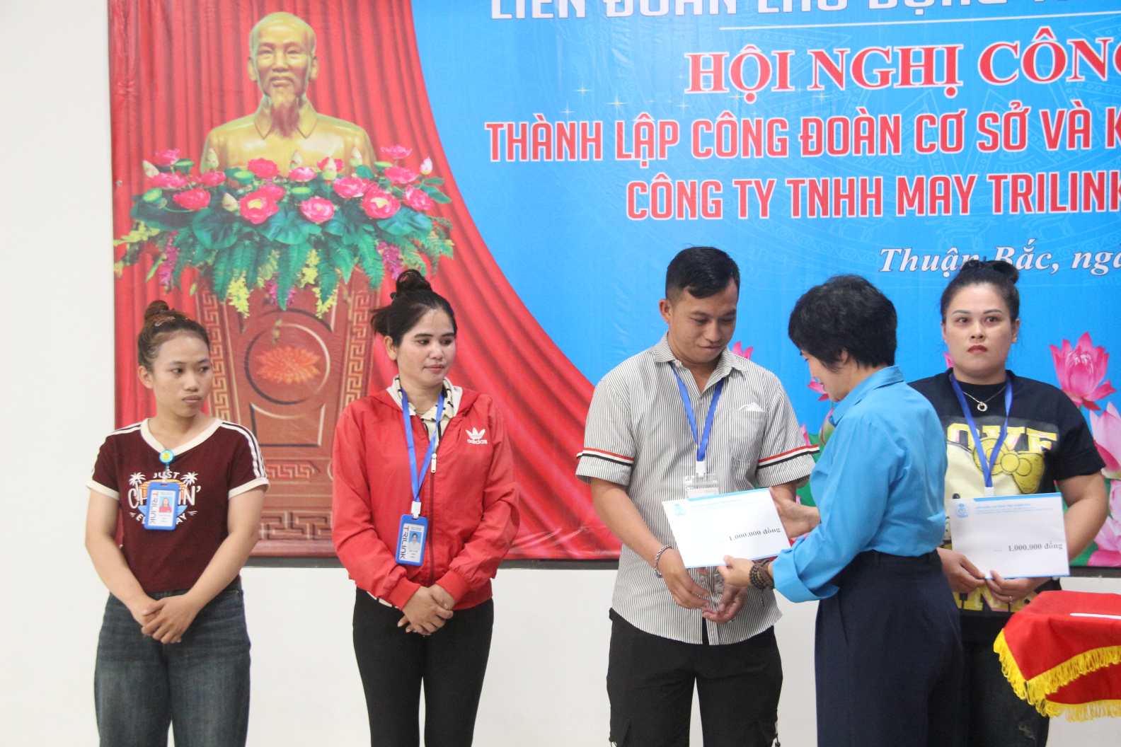 Bà Trần Thị Hương - Phó Chủ tịch LĐLĐ tỉnh Khánh Hòa, Trưởng Ban Công đoàn Khu Công nghiệp trao quà hỗ trợ đoàn viên nhân Tháng Công nhân. Ảnh: Phương Linh