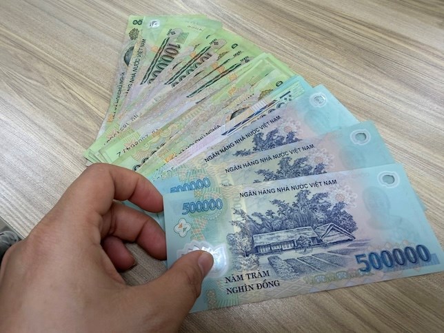 Social insurance reminds people to complete procedures to receive pensions. Photo: Thuy Linh