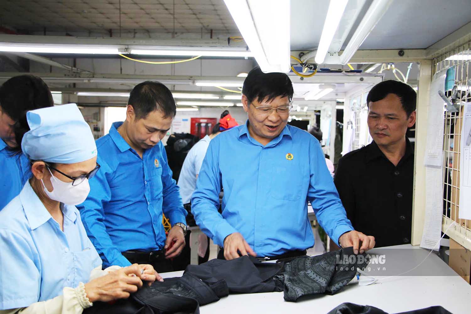 Phó Chủ tịch TLĐLĐVN đề nghị doanh nghiệp tiếp tục cải thiện điều kiện làm việc, chất lượng bữa ăn, đảm bảo an toàn vệ sinh cho NLĐ.